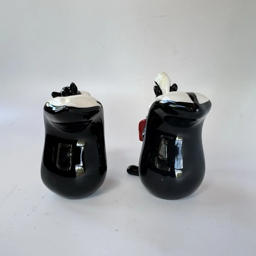 Salt & Pepper Shakers Pepé Le Pew Penelope Pussycat Skunk Cat Magnetic Ceramic